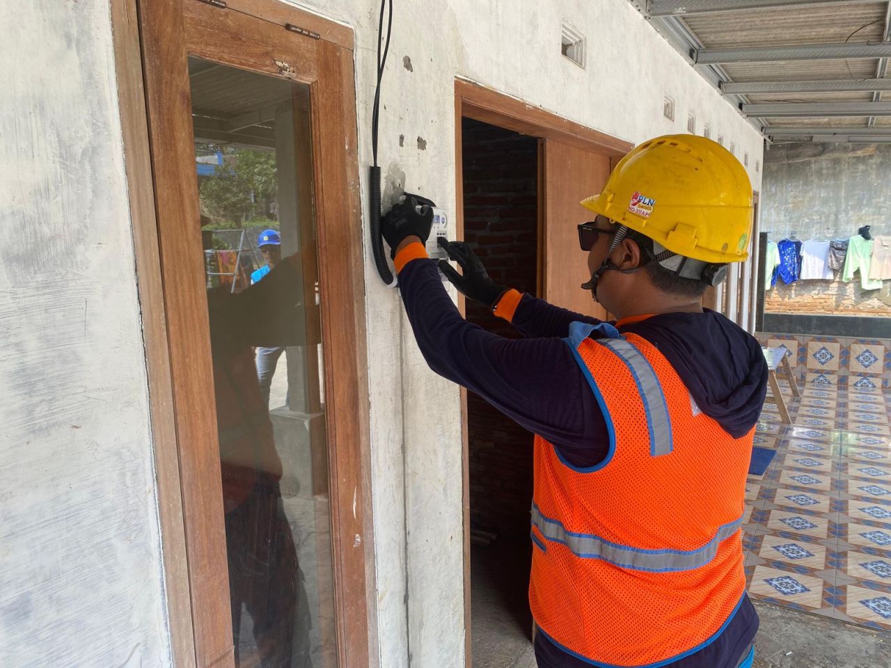 Ilustrasi foto pemasangan aliran listrik di sebuah rumah. PT. PLN (Persero) Unit Induk Distribusi Jawa Timur memberikan bantuan pasang baru listrik (BPBL) kepada 453 waega Kota Malang.