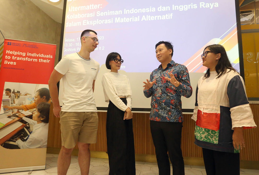 Dari ki-ka : Bartłomiej Urbański, Seniman Peserta Program Altermatter dari Inggris Raya - Prashasta Adiandini Seniman Peserta Program Altermatter dari Indonesia - Country Director Indonesia & Director South East Asia, British Council Summer Xia - Head of Arts and Creative Industries of British Council Indonesia Camelia Harahap saat konferensi pers peluncuran program Altermatter di Jakarta, 17 Oktober 2023. Foto : Panji Asmoro/TrenAsia  