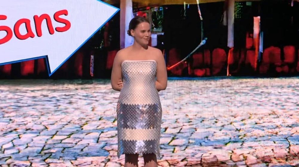 Unik! Adobe Buat Dress Berteknologi Tinggi Bisa Berubah Motif Secara Cepat dengan Sebuah Tombol