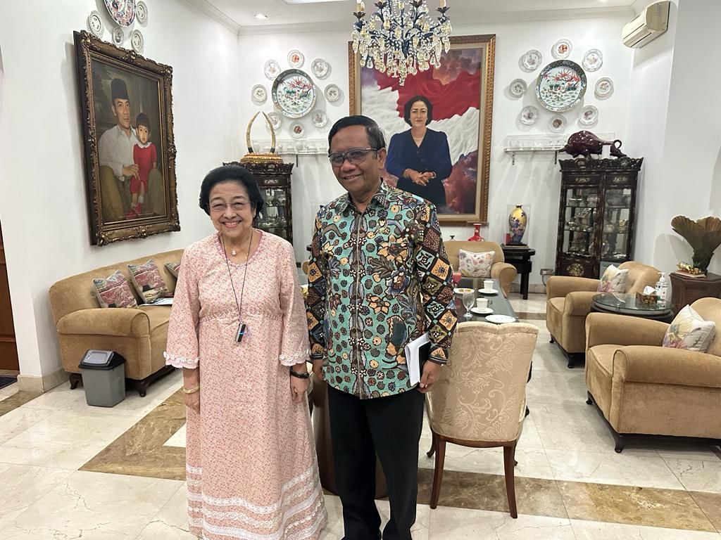 Mahfud MD saat berkunjung ke rumah Megawati Soekarnoputri di Jalan Teuku Umar Jakarta, Selasa 17 Oktober 2023.  (Foto: Instagram Adian Napitupulu)