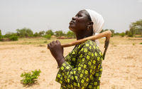 justine-sawadogo-30-olha-para-o-cu-no-campo-da-sua-famlia-em-bonam-regio-centro-norte-burkina-faso.jpg