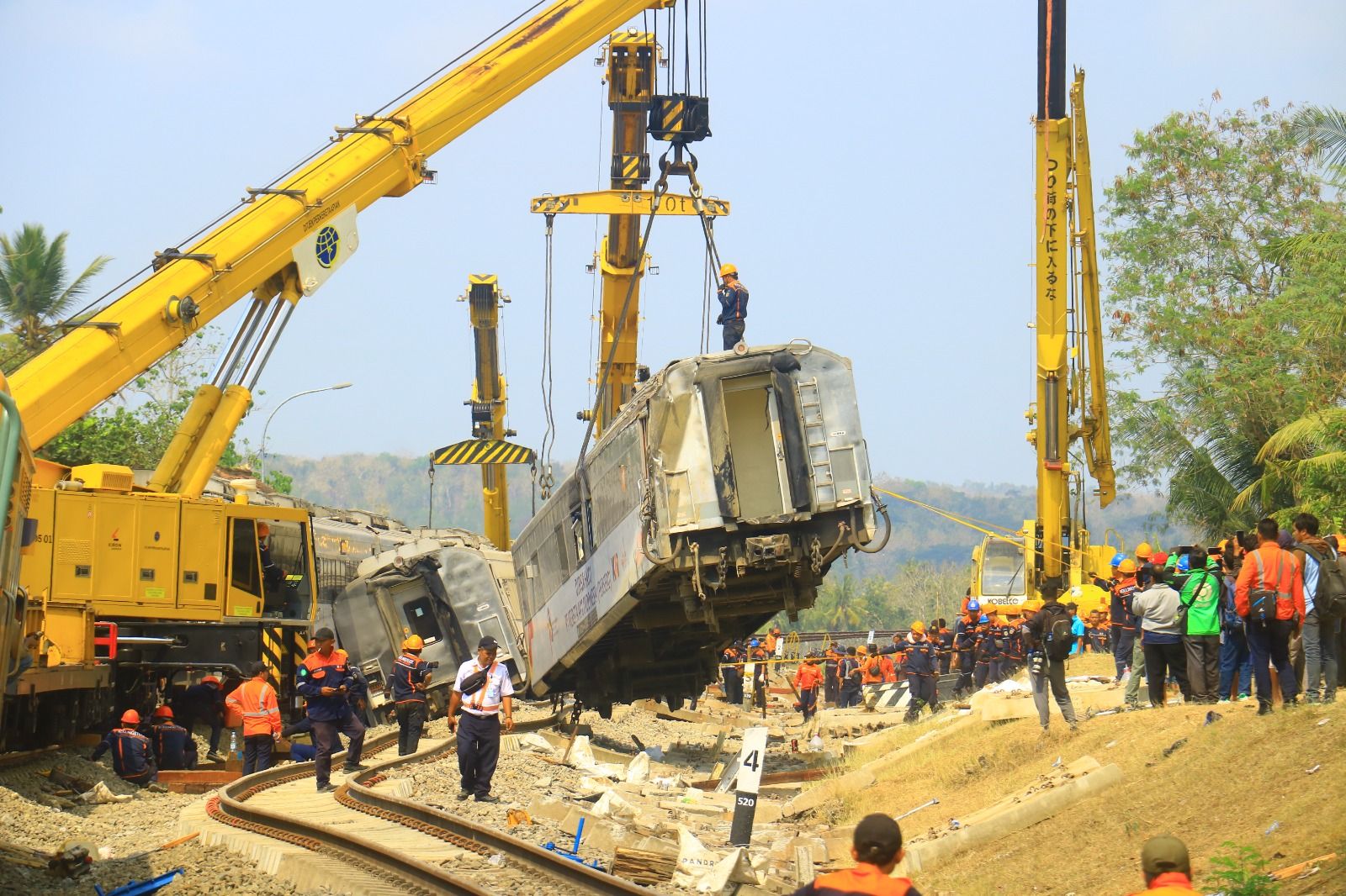 Proses evakuasi KA Argo Semeru yang anjlok di jalur Sentolo-Wates, tengah berlangsung, Rabu 18 Oktober 2023 pagi. 