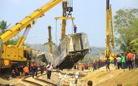 Proses evakuasi KA Argo Semeru yang anjlok di jalur Sentolo-Wates, tengah berlangsung, Rabu 18 Oktober 2023 pagi. 