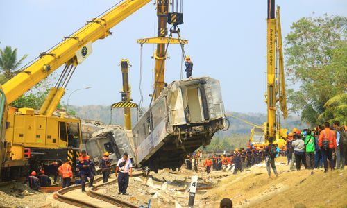 Proses evakuasi KA Argo Semeru yang anjlok di jalur Sentolo-Wates, tengah berlangsung, Rabu 18 Oktober 2023 pagi. 