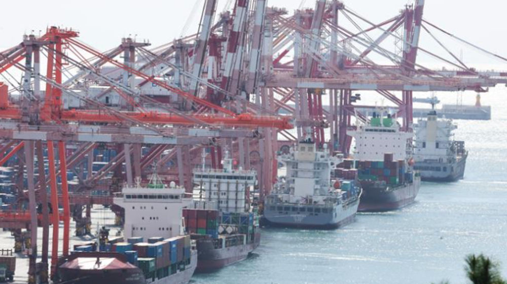 Dermaga di Pelabuhan Tenggara Busan yang Dipenuhi Peti Kemas 