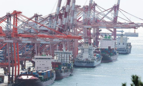 Dermaga di Pelabuhan Tenggara Busan yang Dipenuhi Peti Kemas 