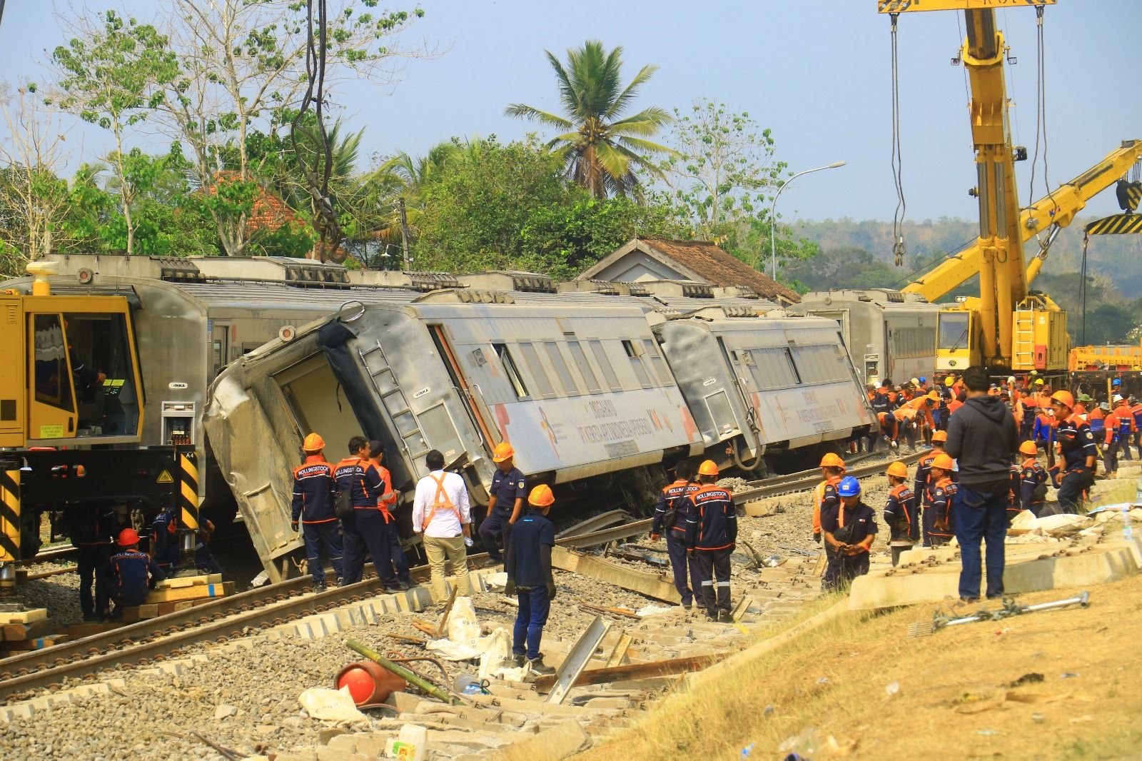 Petugas tengah berupaya mengevakuasi KA Argo Semeru yang anjlok di jalur Sentolo-Wates, Rabu, 18 Oktober 2023. Kini kereta sudah berhasil dievakuasi.