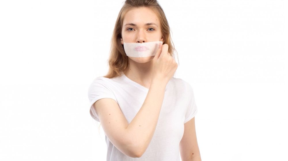 Benarkah Tren TikTok Mouth Taping atau Menggunakan Plester Mulut Saat Tidur Bermanfaat untuk Kesehatan?