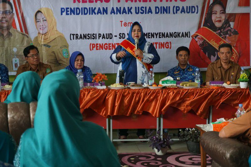 Bunda PAUD Kukar Maslianawati Sosialisasi Parenting PAUD