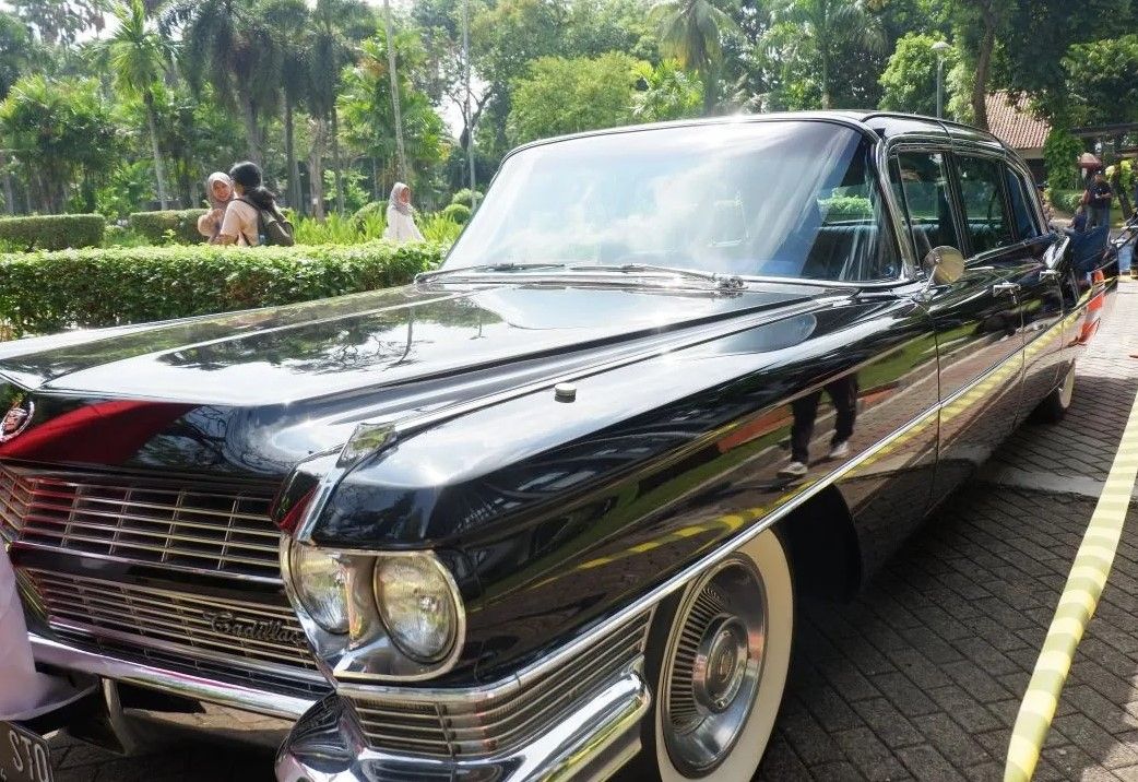 Eks mobil dinas Presiden Soekarno yang hendak dipakai Ganjar Pranowo - Mahfud MD menuju KPU, Kamis 19 Oktober 2023 (Foto: Antara/ Uyu Septiani Liman)