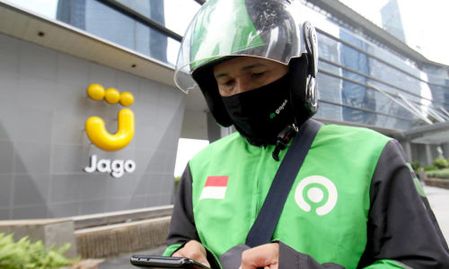 Layanan ini adalah gabungan dompet digital dan perbankan yang dapat digunakan sebagai alat transaksi sehari-hari melalui aplikasi GoPay atau Gojek.