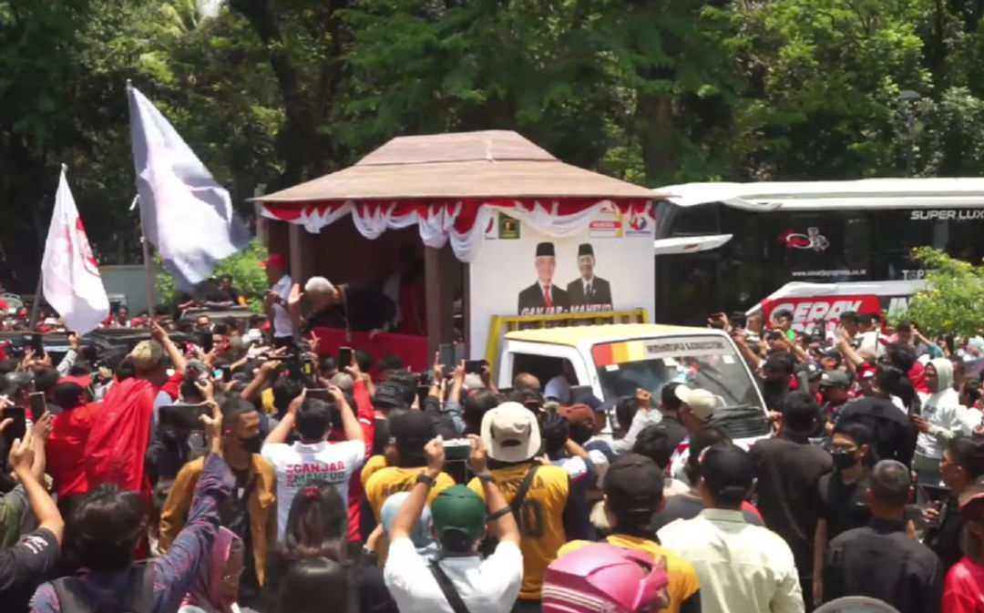 Mobil pickup modifikasi yang dipakai Ganjar-Mahfud menuju KPU, Kamis 19 Oktober 2023 (Foto: Tangkapan layar Youtube PDI Perjuangan)