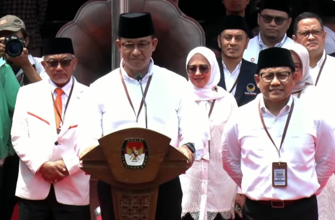 Capres-cawapres Anies-Cak Imin saat melakukan jumpa pers di depan Gedung KPU, Kamis 19 Oktober 2023 (Foto: tangkapan layar saluran Youtube KPU)