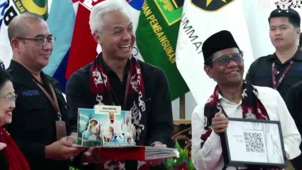 Daftar KPU, Mahfud Gunakan Kemeja yang Dijahit Untuk Pilpres 2019