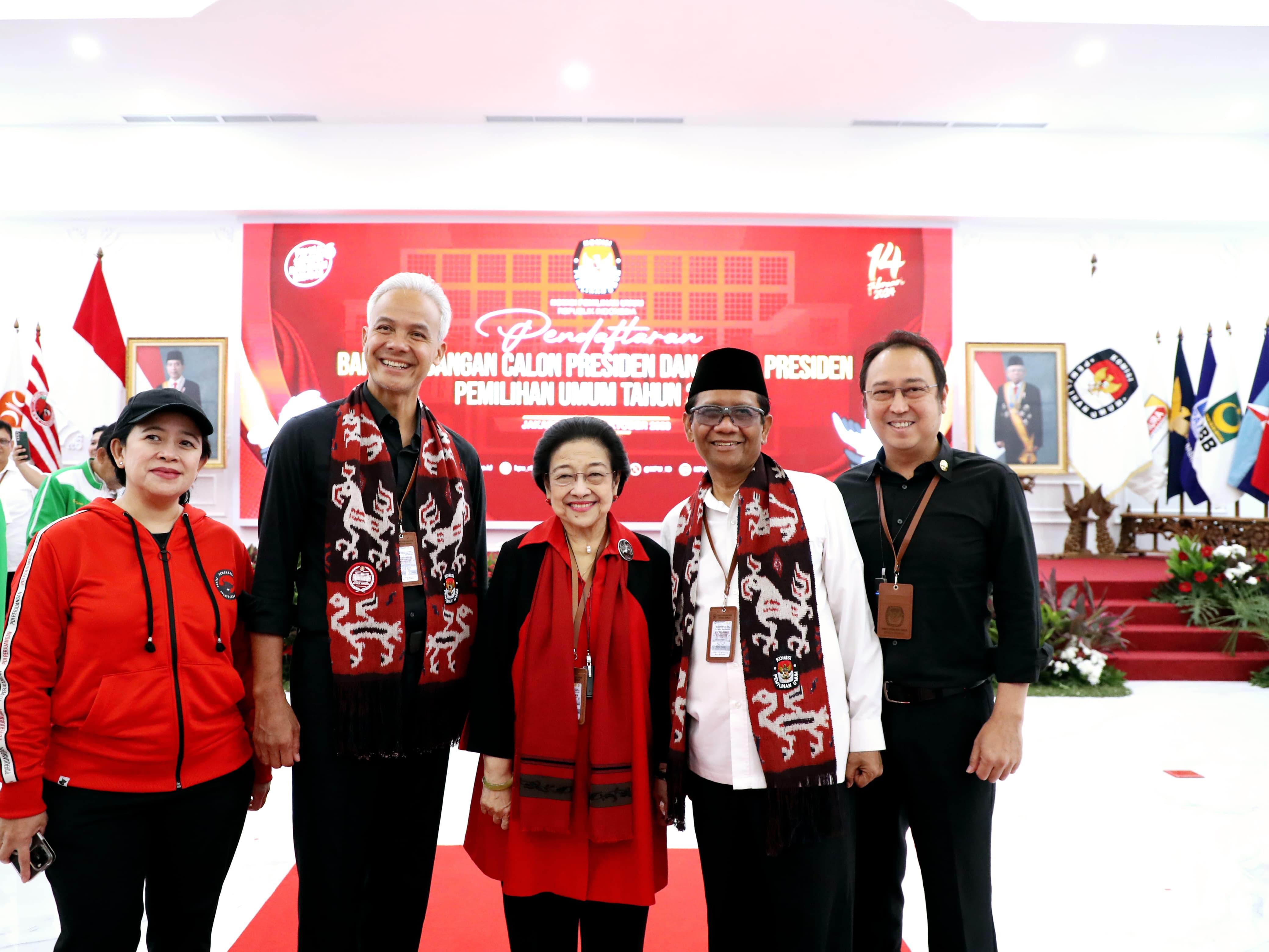 Ganjar Pranowo (kedua dari kiri) dan Mahfud MD (kedua dari kanan) bersama Megawati Soekarnoputri (tengah) usai pendaftaran ke KPU, Kamis, 19 Oktober 2023. 