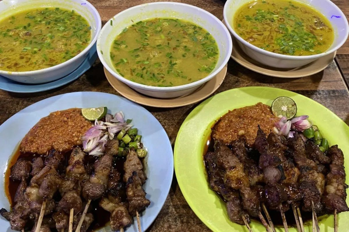 Kuliner khas Cirebon empal gentong yang disajikan bersama dengan sate sebagai pelengkap (Foto: Antara/Hreeloita Dharma Shanti)