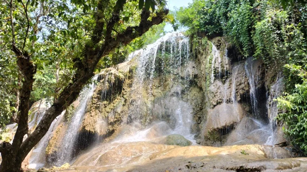 Air Terjun di Pantai Pelang.png