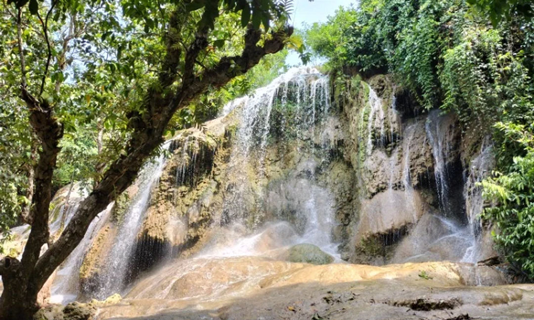 Air Terjun Pantai Pelang (pesisir.net)