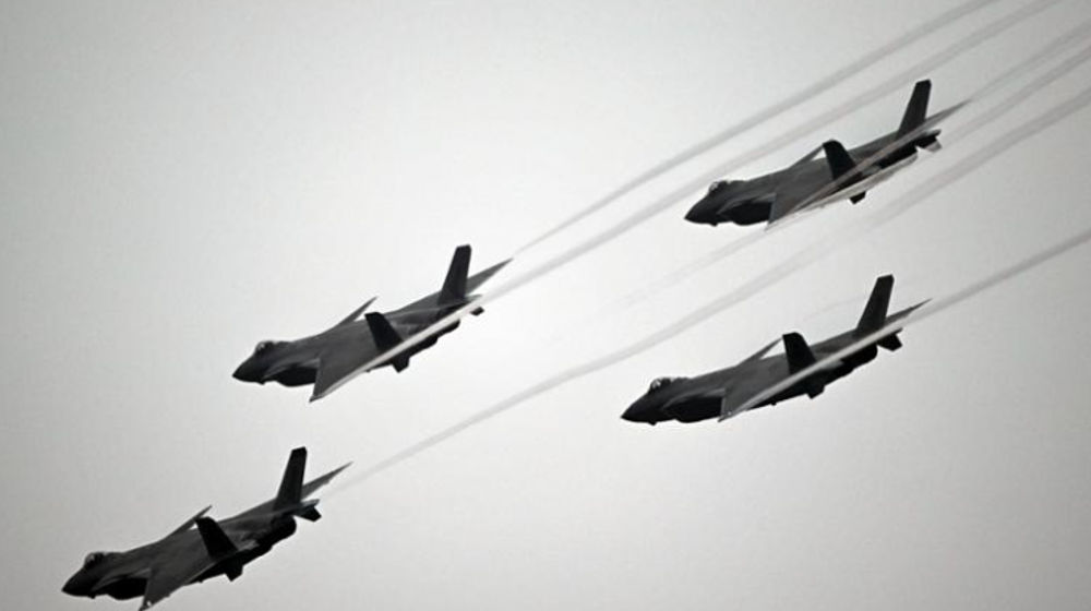 Jet Tempur J-20 Terbang Selama Pelatihan