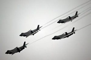 Jet Tempur J-20 Terbang Selama Pelatihan