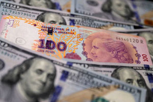 Uang Kertas Seratus Peso Argentina Berada di Atas Beberapa Uang Kertas Seratus Dolar AS