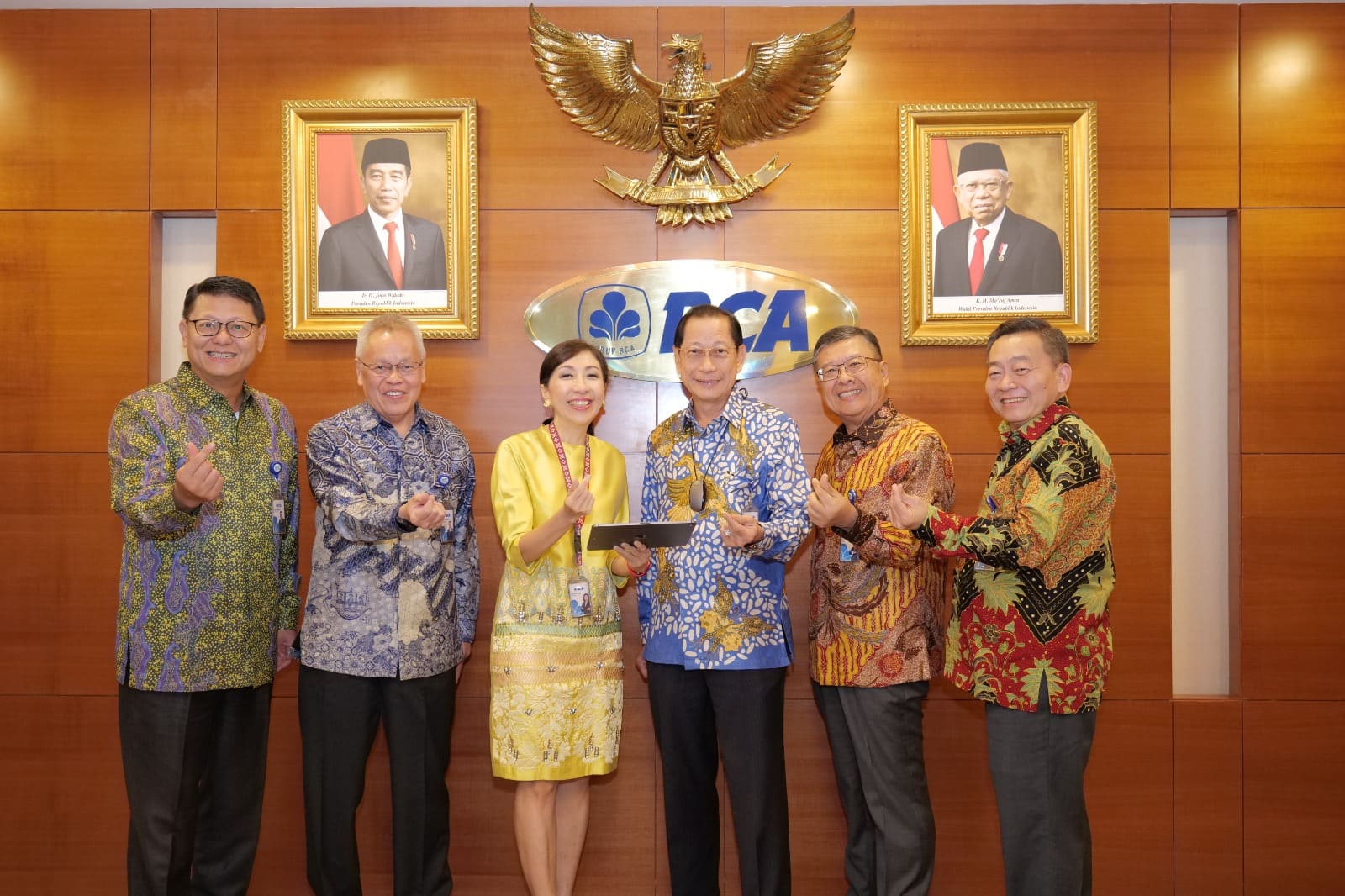 Presiden Direktur BCA Jahja Setiaatmadja (tengah) bersama Direktur BCA Subur Tan (kedua kanan), Direktur BCA Rudy Susanto (kedua kiri), Direktur BCA Santoso (paling kanan), Direktur BCA Vera Eve Lim (ketiga kiri), dan Direktur BCA John Kosasih (paling kiri), menghadiri paparan kinerja PT Bank Central Asia Tbk (BCA) di triwulan III 2023. 