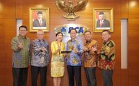 Presiden Direktur BCA Jahja Setiaatmadja (tengah) bersama Direktur BCA Subur Tan (kedua kanan), Direktur BCA Rudy Susanto (kedua kiri), Direktur BCA Santoso (paling kanan), Direktur BCA Vera Eve Lim (ketiga kiri), dan Direktur BCA John Kosasih (paling kiri), menghadiri paparan kinerja PT Bank Central Asia Tbk (BCA) di triwulan III 2023. 