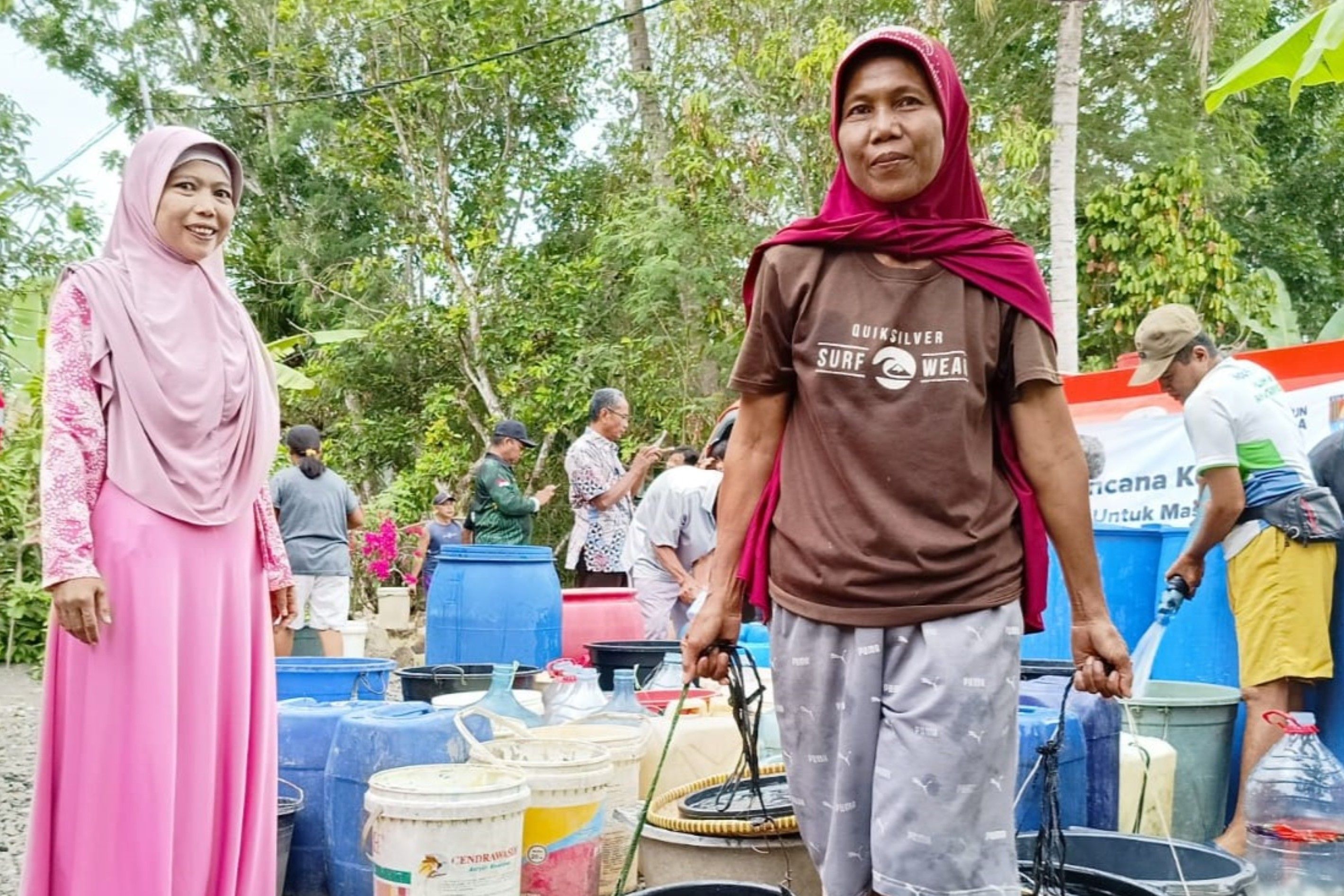 Warga Desa Bojong, Kecamatan Kawunganten, Cilacap, Jawa Tengah menyambut gembira bantuan air bersih dari PT Solusi Bangun Indonesia Tbk (SBI) Pabrik Cilacap.