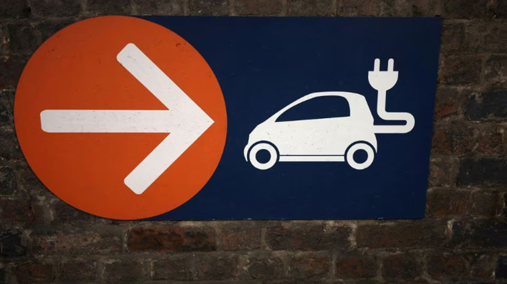 Tanda yang Mengarah ke Titik Pengisian Kendaraan Listrik