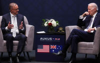 Presiden AS Joe Biden dan Perdana Menteri Australia Anthony Albanese di Navy Gateway Inns and Suites, di San Diego, California (Reuters/Leah Millis)