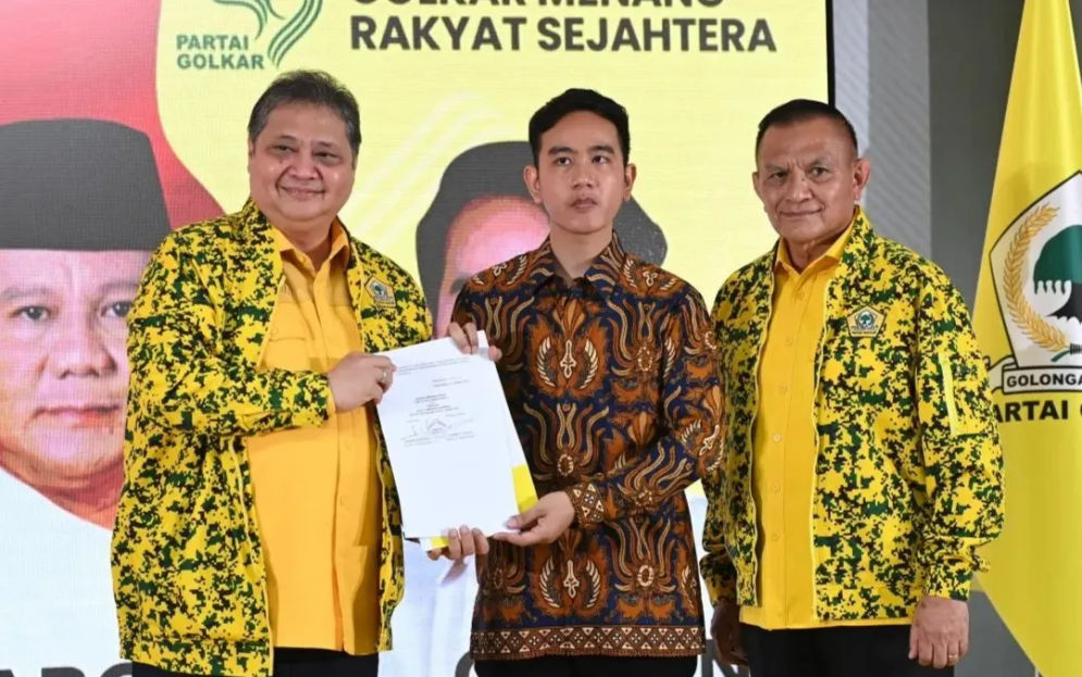 Gbran Rakabuming Raka saat menerima SK dukungan dari Airlanggar Hartarto sebagai bakal cawapres oleh Partai Golkar, Sabtu 21 Oktober 2023 