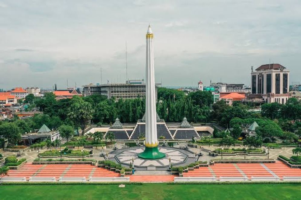 Tugu Pahlawan.jpeg