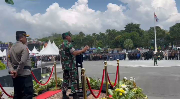 Aparat keamanan menggelar apel kesiapan pengamanan kunjungan Wapres RI Ma'ruf Amin ke Balikpapan. 