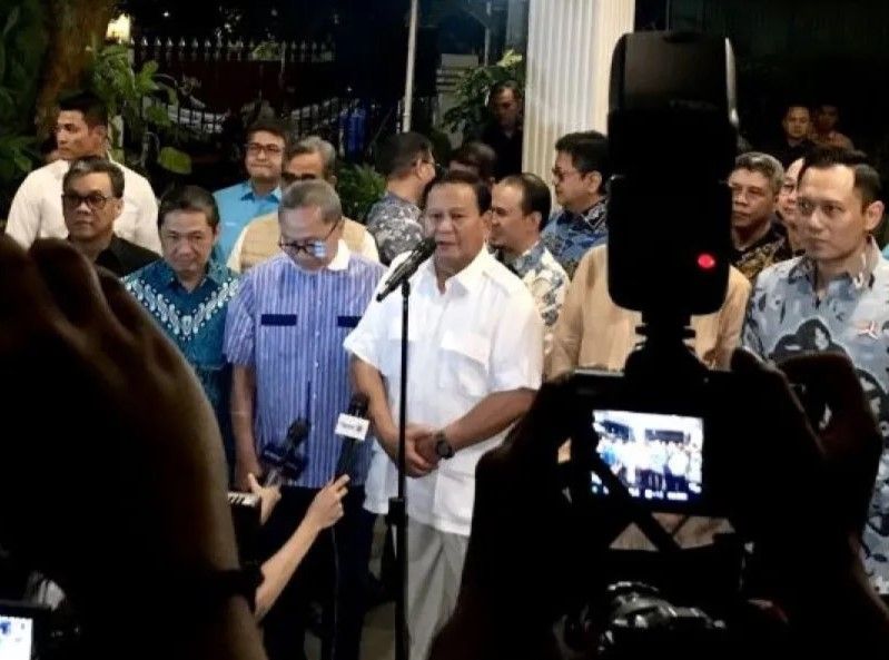 Capres Prabowo Subianto saat mengumumkan Gibran Rakabuming Raka sebagai cawapres dalam pilpres 2024 di kediamannya, Minggu 22 Oktober 2023 (Foto: Antara/Genta Tenri Mawangi)