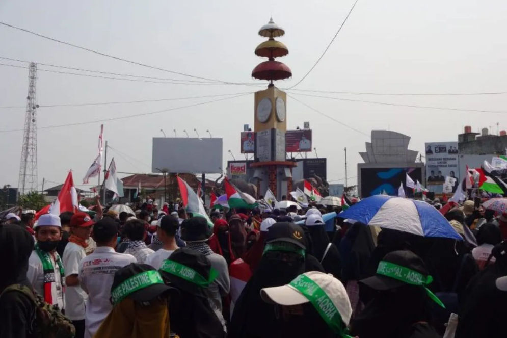 Masyarakt Lampung melakukan aksi solidaritas terhadap Palestina di Tugu Adipura Kota Bandarlampung. Minggu, (22/10/2023). 