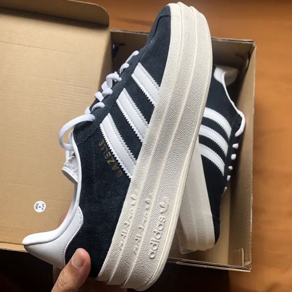 Sepatu Adidas Gazelle Bold. 