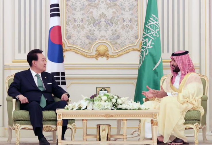Presiden Korea Yoon Suk Yeol dan Putra Mahkota Saudi Mohammed bin Salman dalam Pembicaraan Puncak di Istana Al Yamamah (Joint Press Corps)