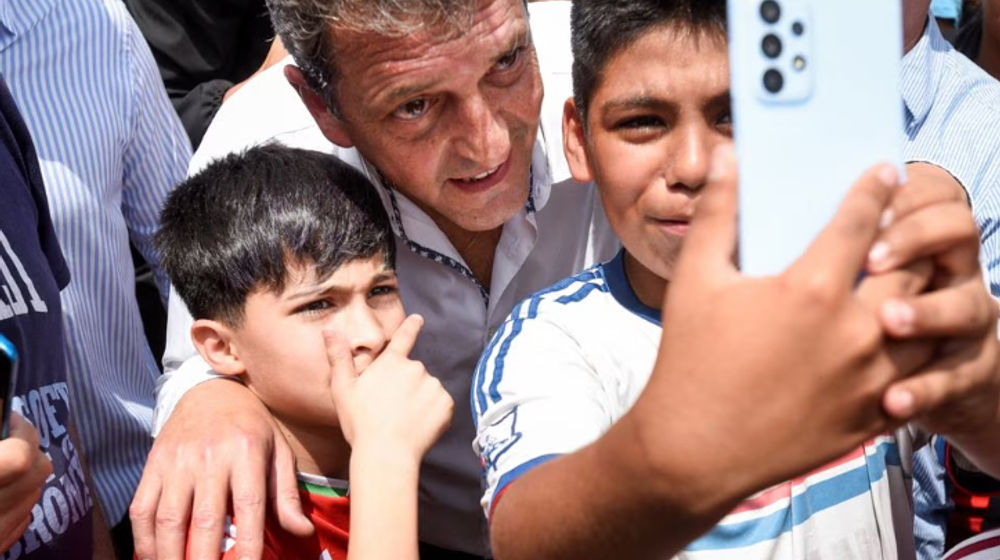 Calon Presiden Argentina Sergio Massa Berfoto, Setelah Memberikan Suaranya, Selama Pemilihan Presiden Argentina