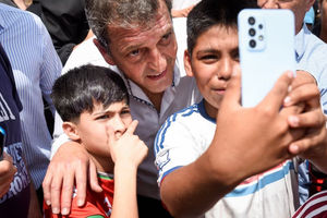 Calon Presiden Argentina Sergio Massa Berfoto, Setelah Memberikan Suaranya, Selama Pemilihan Presiden Argentina