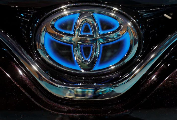 Logo Toyota Terlihat di Kap Kendaraan Listrik Hybrid Camry (Reuters/Anushree Fadnavis)