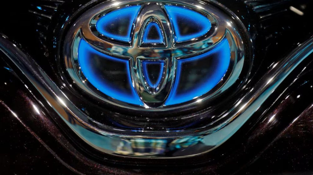 Logo Toyota Terlihat di Kap Kendaraan Listrik Hybrid Camry