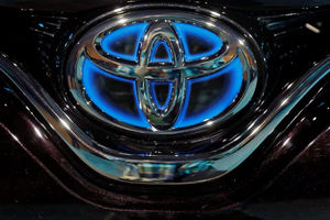 Logo Toyota Terlihat di Kap Kendaraan Listrik Hybrid Camry