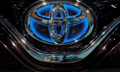 Logo Toyota Terlihat di Kap Kendaraan Listrik Hybrid Camry