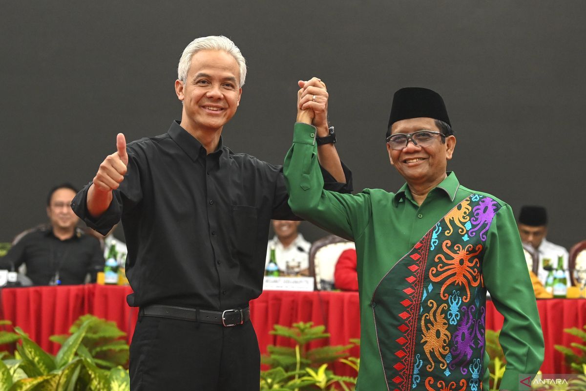 Bakal calon presiden dari PDI Perjuangan (PDIP) Ganjar Pranowo (kiri) dan bakal calon wakil presiden Mahfud MD (kanan) bergandengan tangan saat acara pengumuman bakal calon wakil presiden pada Pilpres 2024 di kantor DPP PDIP, Jakarta, Rabu 18 Oktober 2023. (ANTARA FOTO/M. Risyal Hidayat)