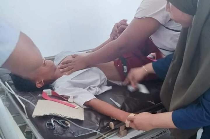 Salah satu siswa sedang mendapatkan pertolongan nedis. (Foto:Istimewa)