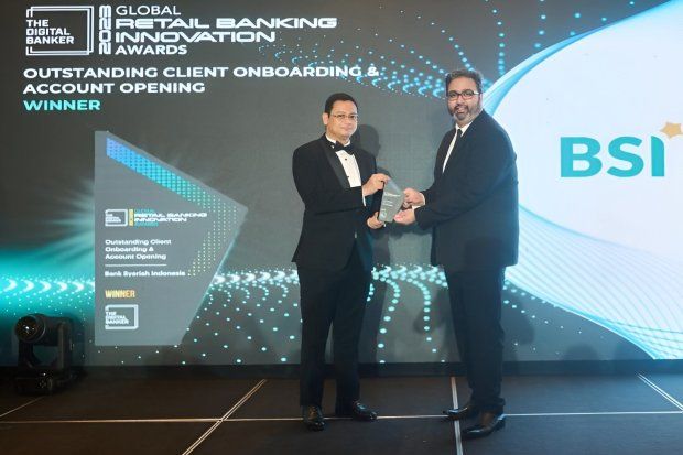 SEVP Digital Banking PT Bank Syariah Indonesia Tbk Saut ParulianSaragih (kiri) menerima penghargaan internasional sebagai Outsanding Client Onboarding & Account Opening, dalam ajang Global Retail Banking Innovation Awards 2023 yang diselenggarakan oleh The Digital Banker di Singapura (19/10).