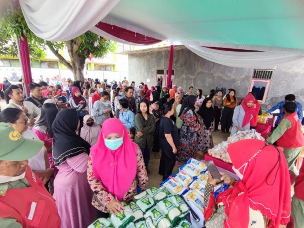 Pemerintah Kota Bandar Lampung mulai menggelar pasar murah di beberapa titik kantor kelurahan. 