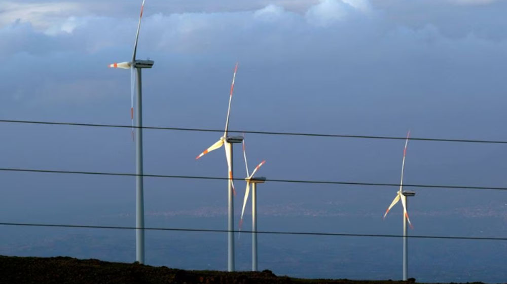 Generator Angin Terlihat di Sebuah Peternakan di Pedesaan Dekat kota Sisilia Catania