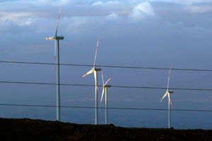 Generator Angin Terlihat di Sebuah Peternakan di Pedesaan Dekat kota Sisilia Catania