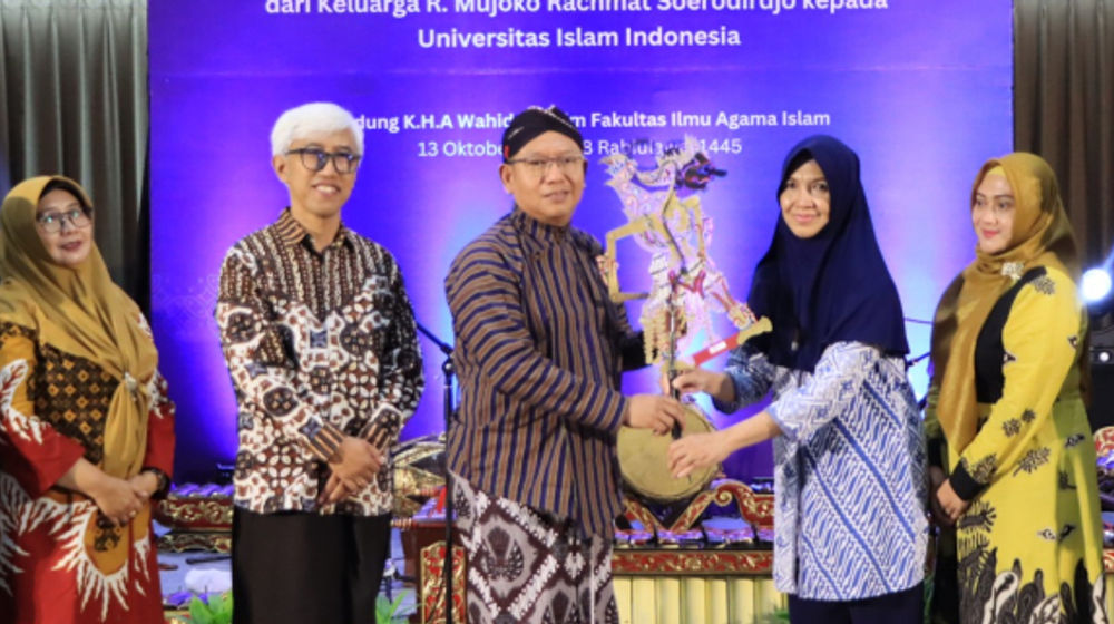 Rektor-UII-menerima-wayang-kulit-dari-keluarga-R.-Mujoko-Rachmat-Soerodirdjo-845x321.jpeg